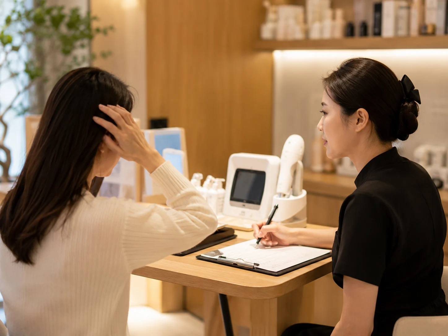 头皮护理为什么要先问作息和染烫史配图：护理师记录作息、染烫史和头皮感受，好青丝园岭店头皮检测服务示意